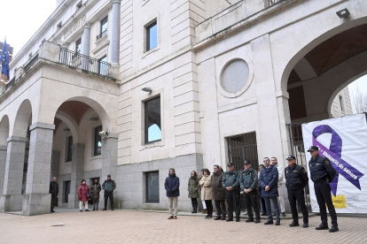 Minuto de silencio en la Subdelegación de Gobierno de Burgos.- ICAL