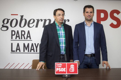 El secretario general del PSOE en Castilla y León, Luis Tudanca, y el secretario general del PSOE en Salamanca, Fernando Pablos (I).-Ical
