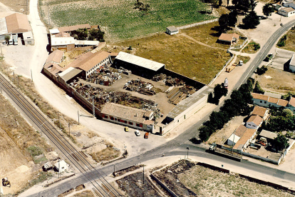 Vista aérea de Valladolid. Ferroindustrias Yustos, en la zona de El Tomillo, entre el camino de Palomares y la carretera de Renedo. Año 1989. ARCHIVO MUNICIPAL