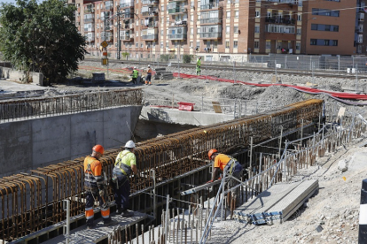 Varios trabajadores realizan obras. el pasado viernes, en la zona del túnel de Andrómeda. J.M. LOSTAU