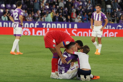 Roque Mesa es consolado por un rival y por un niño tras el descenso Real Valladolid. -PHOTOGENIC