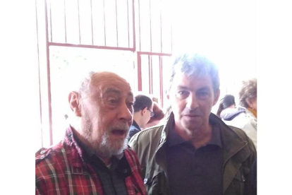 Juan Cornejo (I) con Luis Fernández en un homenaje en Barrio Belén.-E.M.