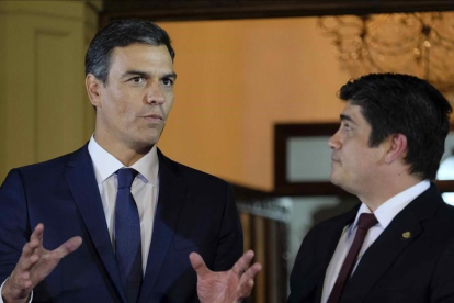 Pedro Sánchez, junto al presidente de Costa Rica, Carlos Alvarado, el pasado jueves en San José.  /-JEFFREY ARGUEDAS