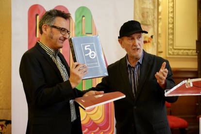 Luis Cienfuegos recibe de la mano de Javier Angulo publicaciones tras ser nombrado nuevo director de la Seminci. -ICAL