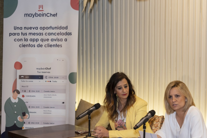 María José Hernández, Presidenta de la Asociación Provincial de Hosteleros, junto a la directora de la aplicación, Saray Maestro, durante la presentación de Maybein.- PHOTOGENIC/PABLO REQUEJO.