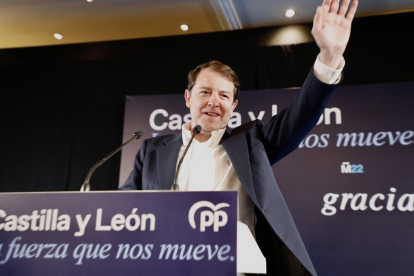 Alfonso Fernández Mañueco celebra su victoria en las elecciones de Castilla y León.