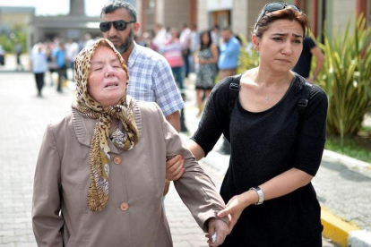 Familiares lloran la muerte de sus seres queridos mientras esperan la entrega de sus cuerpos en una morgue en Estambul.-EFE
