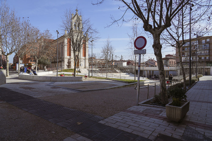 Plaza Rafael Cano del barrio La Pilarica de Valladolid.- J. M. LOSTAU