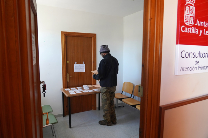 Un votante elige su papeleta, en un municipio donde se habilitó el consultorio como colegio electoral en las pasadas elecciones.- ICAL