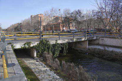 Paseo del Cauce del barrio La Pilarica de Valladolid.- J. M. LOSTAU