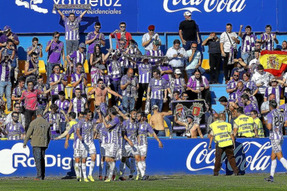 Los jugadores del Valladolid celebran junto a sus aficionados el gol del empate.-ARABA PRESS