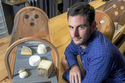 Rubén Valbuena posa junto a una selección de los quesos que elabora Cantagrullas.-JUSTINO DÍEZ