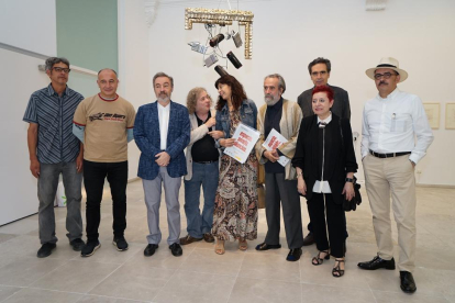 La concejala de Cultura, Ana Redondo, con algunos de los artistas de la exposición ‘espacio. sonido. silencios.’ en el Museo Patio Herreriano-ICAL