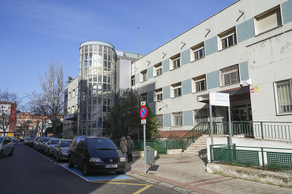 Centro de Especialidades de la calle Doce de Octubre del barrio La Pilarica de Valladolid.- J. M. LOSTAU