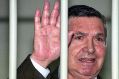 Totò Riina, durante su juicio, en 1993.-AP / GIULIO BROGLIO