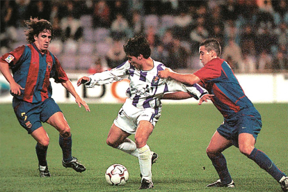 Navarro agarra a Sales ante el capitán azulgrana, en el 3-1 de la Liga 96-97.-MONTSE ÁLVAREZ