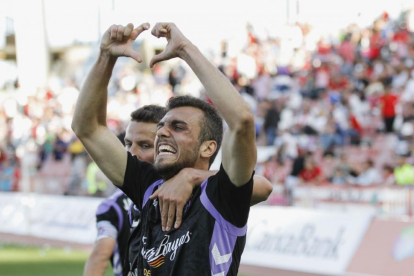Jordán celebra junto a Lichnovsky el gol que marcó en el partido contra el Almería-Photo-Deporte