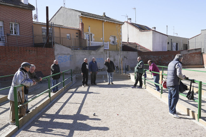 Zona de juego de petanca en la calle Alcántara del barrio La Pilarica de Valladolid.- J. M. LOSTAU