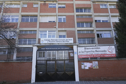 Colegio Reinado Corazón de Jesús en la calle Alcántara del barrio La Pilarica de Valladolid.- J. M. LOSTAU