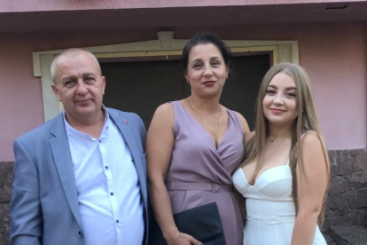 Yuliia Yanovych y su familia.