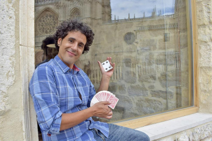 El mago Miguelillo, con un juego de cartas, en un descanso de la grabación realizada en la ciudad de Burgos para su serie de viajes y magia, que acaba de estrenar la televisión nacional.-ARGICOMUNICACIÓN