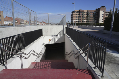 Entrada peatonal al túnel de Andrómeda del barrio La Pilarica de Valladolid.- J. M. LOSTAU