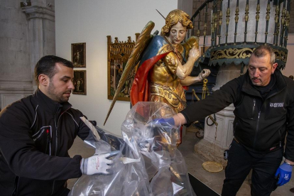 Dos operarios colocaban ayer mismo una de las esculturas de la exposición.-SANTI OTERO