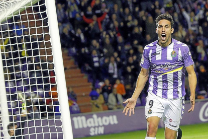 Mata celebra su gol al Oviedo, en el partido del pasado sábado.-J.M. LOSTAU