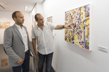 El diputado provincial de Cultura Eduardo Marcos, junto a Juan Carlos Velasco, en la inauguración de la exposición ‘Sinestesias’ en el teatro Zorrilla-Ical