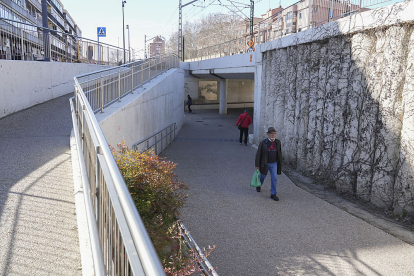 Pasaje bajo las vías en la plaza Rafael Cano del barrio La Pilarica de Valladolid.- J. M. LOSTAU