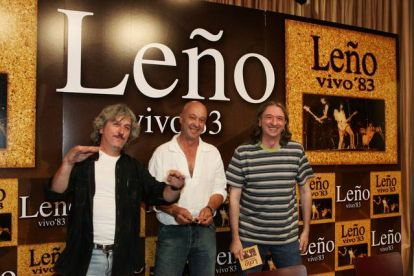 Foto del 13-6-06 en la presentación de un disco de Leño en Madrid. De izquierda a derecha, Ramiro Peñas, Tony Urbano y Rosendo-