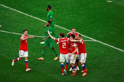 Jugadores rusos celebran un gol-JOSE MÉNDEZ (EFE)