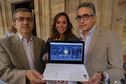 Investigadores de la Upsa muestran la página web del prototipo en las instalaciones de la universidad.-ENRIQUE CARRASCAL