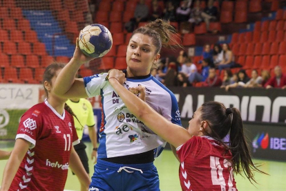 Elena Cuadrado intenta combinar con una compañera en el partido anterior contra Alcobendas.-M.Á.S.