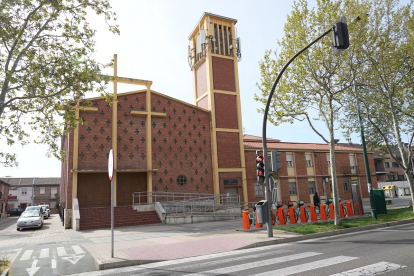Iglesia de San José Obrero en la avenida de Santander en el barrio San Pedro Regalado en la actualidad.- J.M. LOSTAU