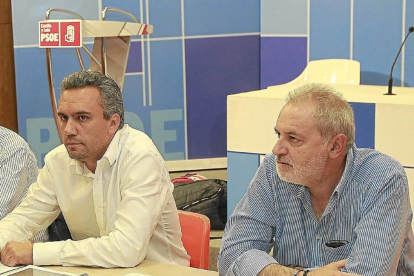 Foto de archivo de Javier Izquierdo y Pedro Pablo Santamaría en una reunión de la Ejecutiva Provincial.-J. M. Lostau