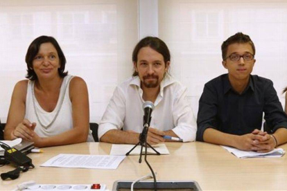 El secretario general de Podemos, Pablo Iglesias (centro), y el secretario político de Podemos, Íñigo Errejón (derecha), ante el consejo ciudadano, este sábado, en Madrid.-Foto: DAVID CASTRO