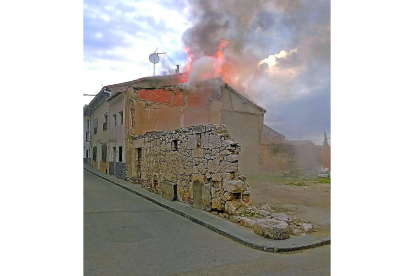 Las llamas coronan el tejado del número 17 de la calle Sol, ayer.-EL MUNDO