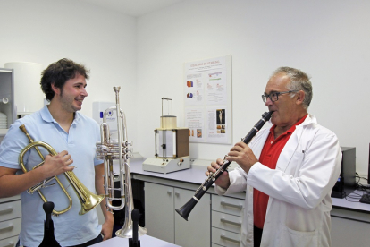 Sergio Soto  y Alfredo Córdova, investigadores que han participado en el estudio de músicos de viento. MARIO TEJEDOR