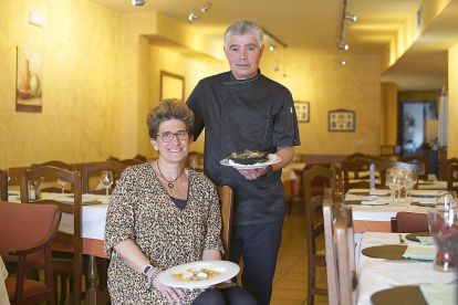Carlos Escudero y Arancha Gómez en el comedor de su restaurante en Dueñas.-