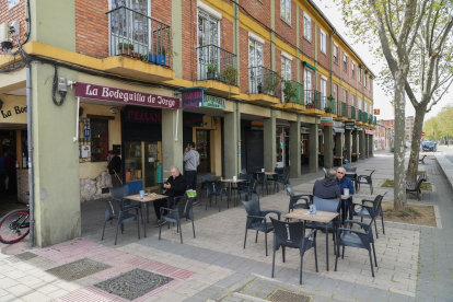 Bar con terraza en la avenida de Santander en el barrio San Pedro Regalado.- J.M. LOSTAU