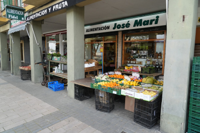 Tienda de alimentación en la avenida de Santander en el barrio San Pedro Regalado.- J.M. LOSTAU
