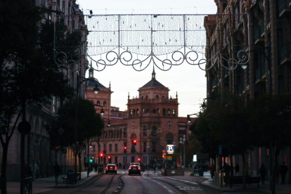 Luces de Navidad en la calle Miguel Íscar. -J. M. LOSTAU