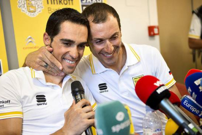 Ivan Basso se apoya en Alberto Contador durante la rueda de prensa en la que ha anunciado que sufre cáncer y abandona el Tour.-Foto:   REUTERS / NILS MEILVANG
