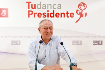El secretario de Educación del PSOE de Castilla y León y senador, Emilio Álvarez Villazan, valora la actitud de la Junta en relación a la Lomce-Ical