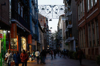 Luces de Navidad en la calle Teresa Gil. -J. M. LOSTAU