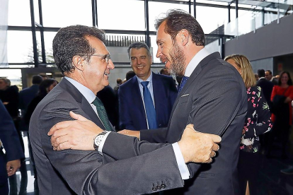 El presidente de Edigrup, José Luis Ulibarri, con el alcalde de Valladolid, Óscar Puente.