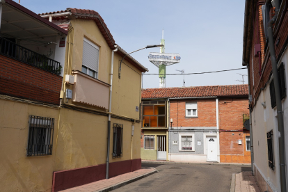 Calle de Tordesillas con calle Castilla en el barrio San Pedro Regalado.- J.M. LOSTAU