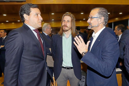 Los portavoces Raúl de la Hoz, Pablo Fernández y Luis Fuentes