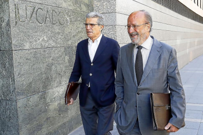 El ex alcalde Javier León de la Riva llegó sonriente a los juzgados, acompañado por el que fuera su concejal de Seguridad y Movilidad durante su último mandato-J.M.LOSTAU